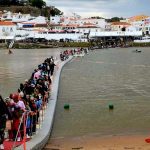 España y Portugal fusionan sus culturas y se unen con un puente peatonal en el Festival del Contrabando