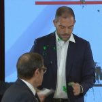 Arrojan pintura verde al Ministro de Medio Ambiente de Portugal durante un acto en la CNN